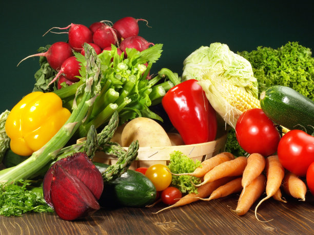 木制背景上的混合蔬菜和沙拉图片下载