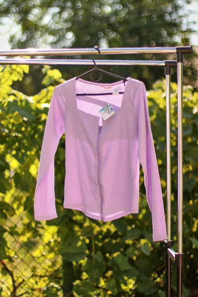 一件漂亮时髦的夏季衬衫挂在衣架上图片下载