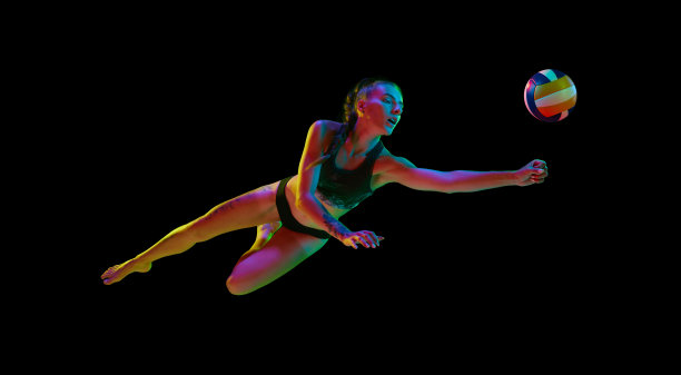 活泼的年轻女子，运动中的排球运动员，击球，在霓虹灯的黑色工作室背景下竞争图片下载