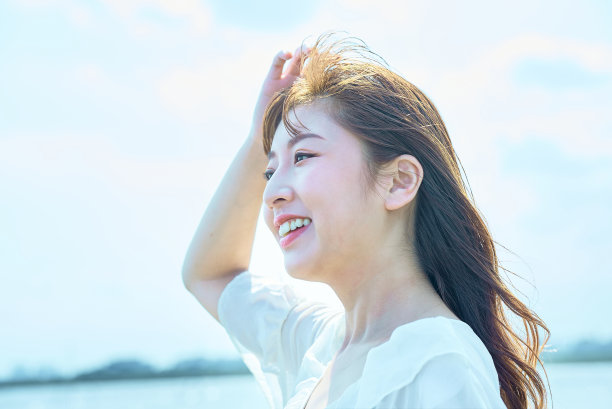 走在沙滩上的女人图片下载