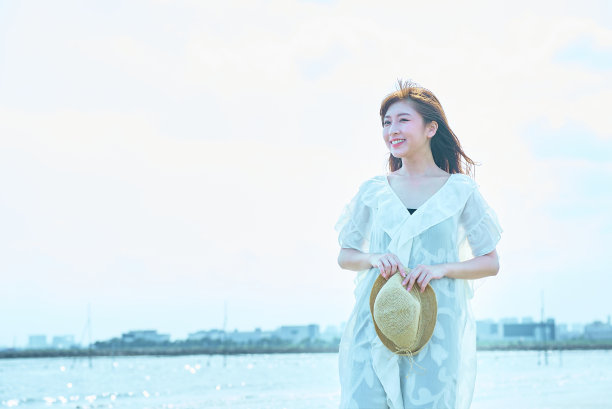 走在沙滩上的女人图片下载