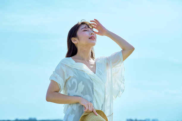 一名表情轻松的年轻女子图片下载