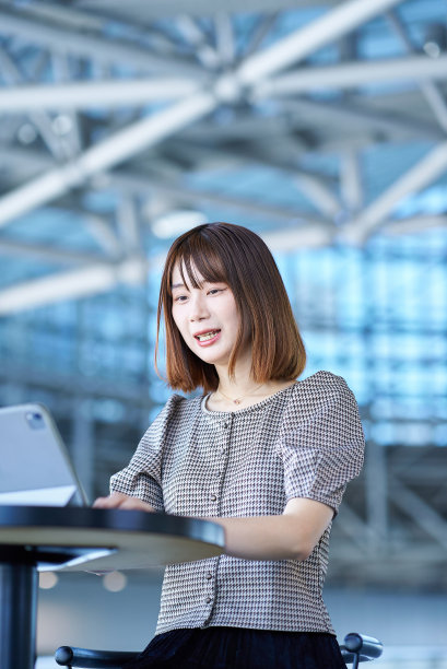 和PC一起工作的年轻女性图片下载