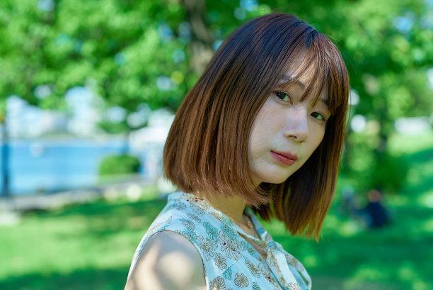 绿色空间中的女性肖像图片下载