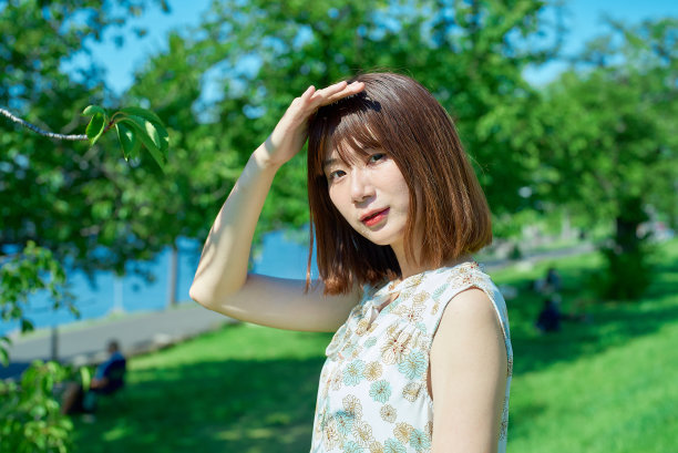 一个关心太阳的年轻女子图片下载