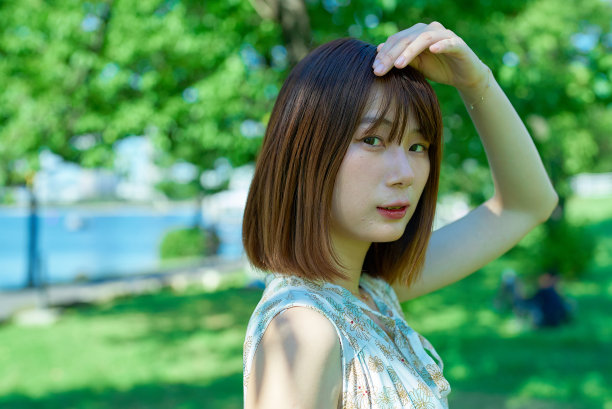 一个关心太阳的年轻女子图片下载