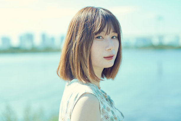 水边的女人画像图片下载