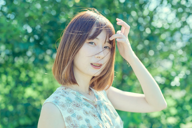 一个关心太阳的年轻女子图片下载