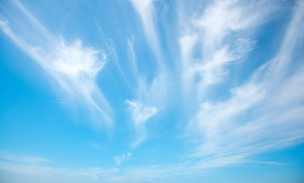 蓝天白云的背景-枕头般的云覆盖或混合的精神云一个蓝天的背景图片下载