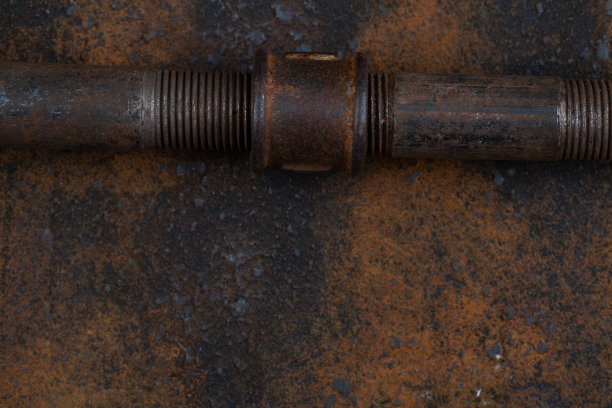 生锈的金属墙上有生锈的阀门管道图片下载