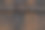 生锈的金属墙上有生锈的阀门管道图片下载