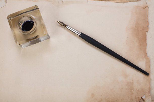 旧纸和笔，还有老式的墨水瓶图片下载