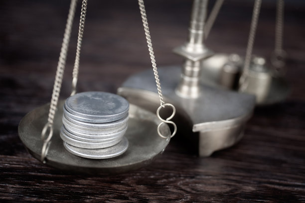 带有银元硬币的复古称重秤图片下载