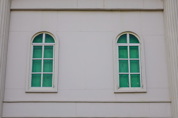 办公楼的细节，绿色的玻璃窗图片下载