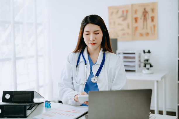 医学医生手操作与现代数字平板电脑界面作为医疗网络的概念图片下载