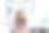 教室桌子上的女孩高加索教育电子机械臂。学习创新机器人电子未来人工智能。系统技能培训。STEM教育理念。图片下载