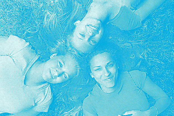 三个好朋友仰面躺着看着镜头图片下载