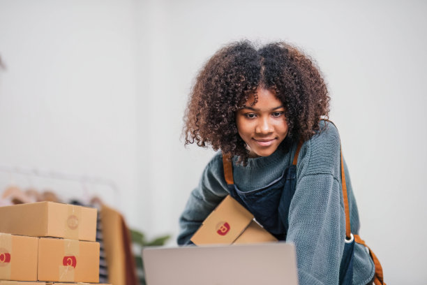 创业小企业主中小企业，亚洲妇女包装布在盒子里。年轻亚洲小企业主居家办公，网上销售营销交付，中小企业电子商务电话营销理念图片下载