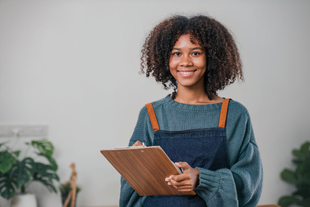 网上送货购物，年轻的小企业主在工作场所的纸板箱上写地址。小型企业的企业家或自由职业的亚洲妇女在家里做盒子图片下载