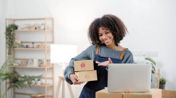 创业小企业主中小企业，亚洲妇女包装布在盒子里。年轻亚洲小企业主居家办公，网上销售营销交付，中小企业电子商务电话营销理念图片下载