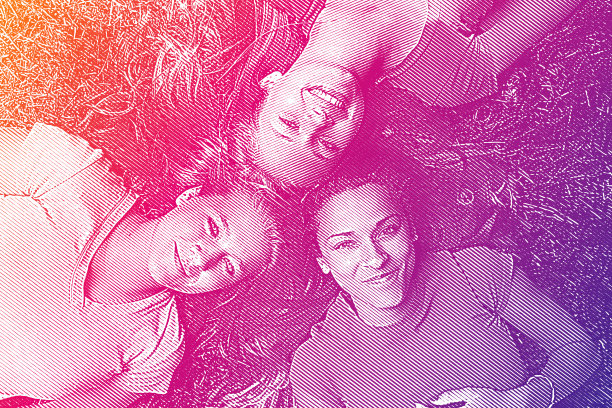 三个好朋友仰面躺着看着镜头图片下载