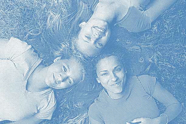 三个好朋友仰面躺着看着镜头图片下载