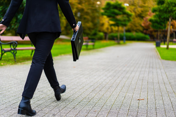 美丽的中年女子在城市公园散步图片下载