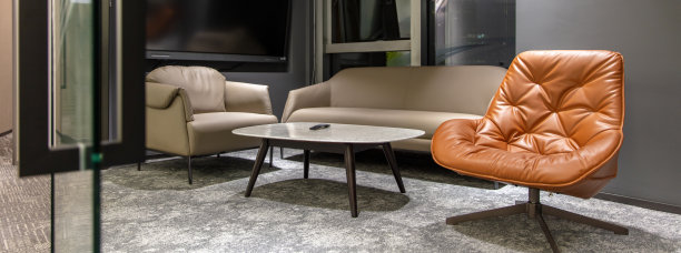 休息区配有舒适的沙发图片下载