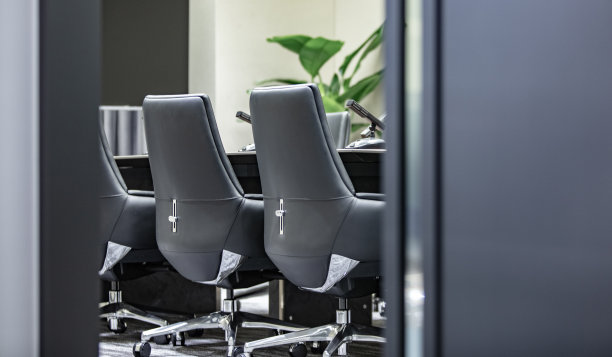 打开现代风格办公室的玻璃门，配有真皮扶手椅图片下载