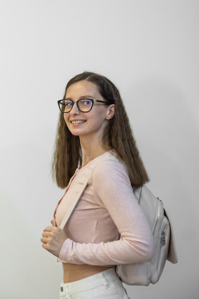 一个女孩的肖像与笔记本电脑，眼镜，和单色背景的投资组合图片下载