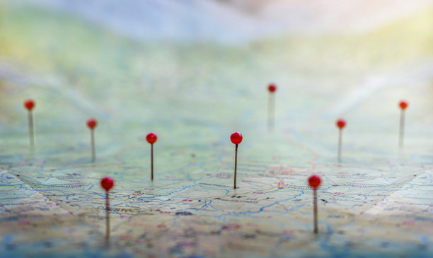 在世界地图上用大头针标出路线的位置。探险、发现、航海、通讯、物流、地理、交通、旅游等主题概念背景。宏观照片。图片下载