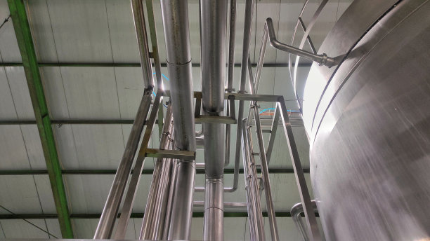 工厂生产车间的不锈钢管道和储罐图片下载