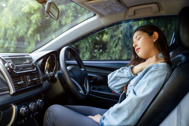 亚洲妇女在路上开车时肩膀和脖子疼痛图片下载