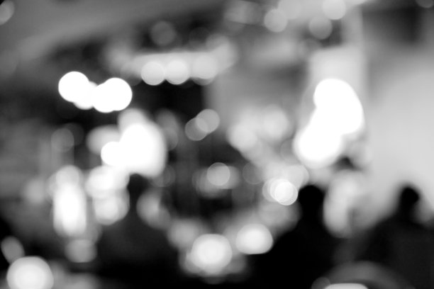 模糊剪影歌手在爵士俱乐部的大型节日里随着音乐唱歌很开心图片下载