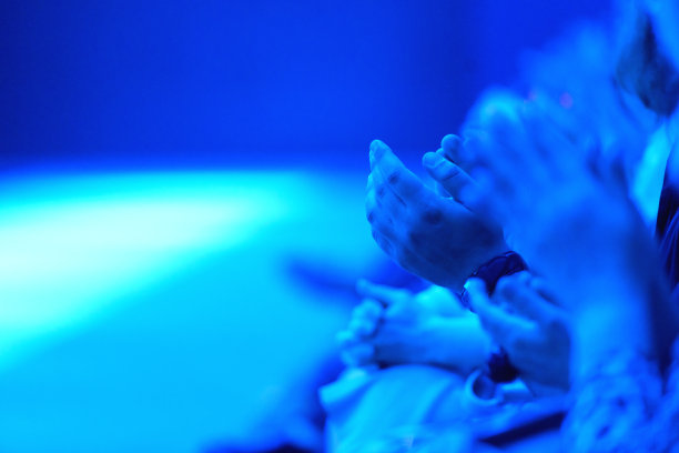 观众在霓虹灯下鼓掌图片下载