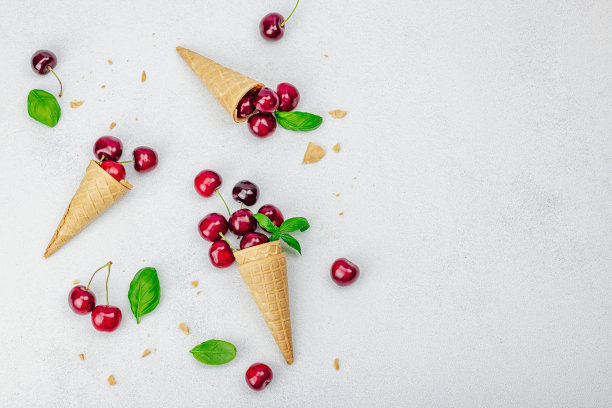 成熟的甜樱桃在华夫饼甜樱桃轻石混凝土背景。平铺，老式餐巾图片下载