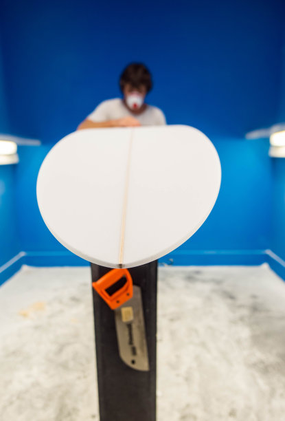 专业的冲浪造型师在他的工作室里表演图片下载