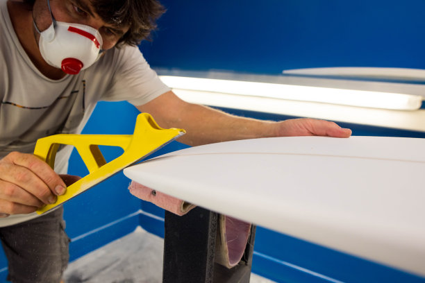 专业的冲浪造型师在他的工作室里表演图片下载