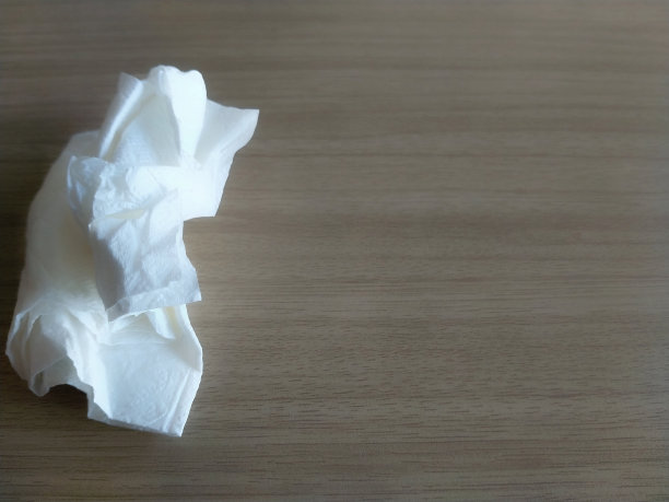 在木桌上挤纸巾图片下载