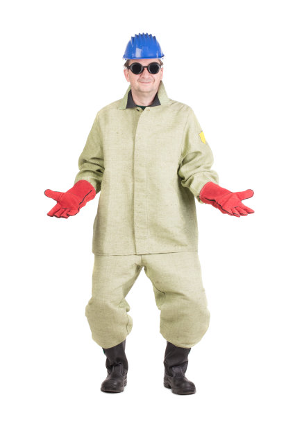 微笑的焊工将双手伸向不同的方向。图片下载