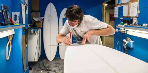 专业的冲浪造型师在他的工作室里表演图片下载