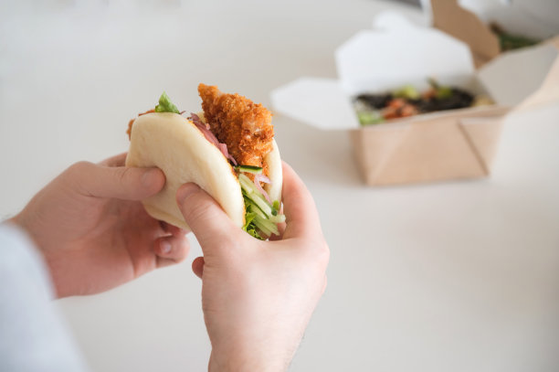 吃包子的男人。传统的亚洲街头小吃概念。带有文案空间的横幅图片下载