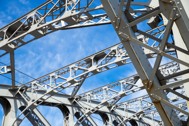 蓝天上历史悠久的金属钢拱桥。建筑细节，特写，抽象图片下载