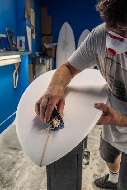 专业的冲浪塑形师正在他的工作室打磨一个形状图片下载