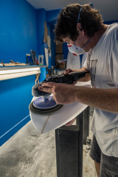 专业的冲浪造型师在他的工作室里表演图片下载