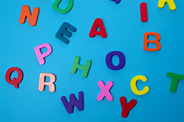 随机彩色字母木制集字母孤立在蓝色背景上回到学校的概念图片下载