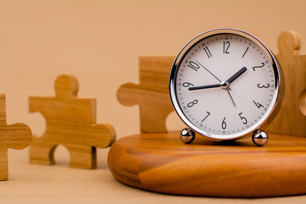 钟表和拼图。延时时间。木制拼图。沟通团队合作关键要素图片下载