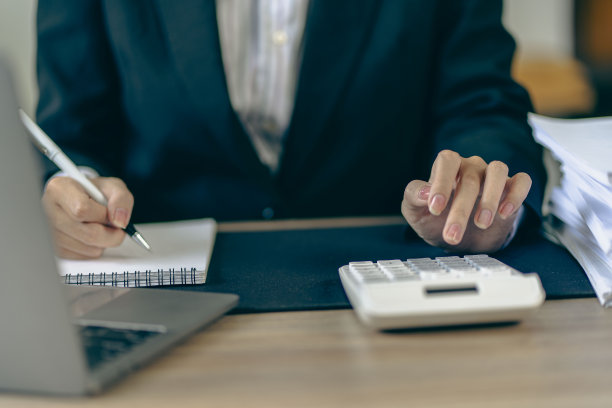 商人分析投资图表，按下计算器按钮计算单据，财务单据在数码平板电脑上的会计近景图像图片下载