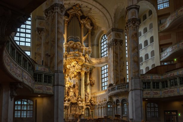 德累斯顿女子教堂的祭坛。德国德累斯顿市路德教堂的管风琴。图片下载