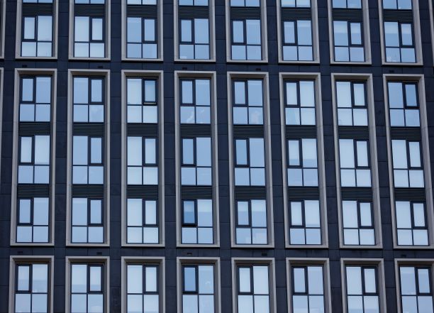 现代黑色建筑的外观，沿着立面有几扇大窗户图片下载